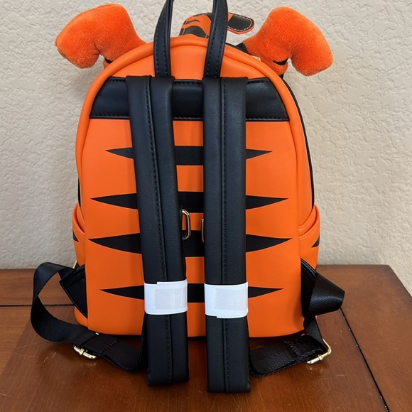 Loungefly Women's Winnie The Pooh TGR Csply Min Bkpk, Multi, NWOT - Picture 3 of 8